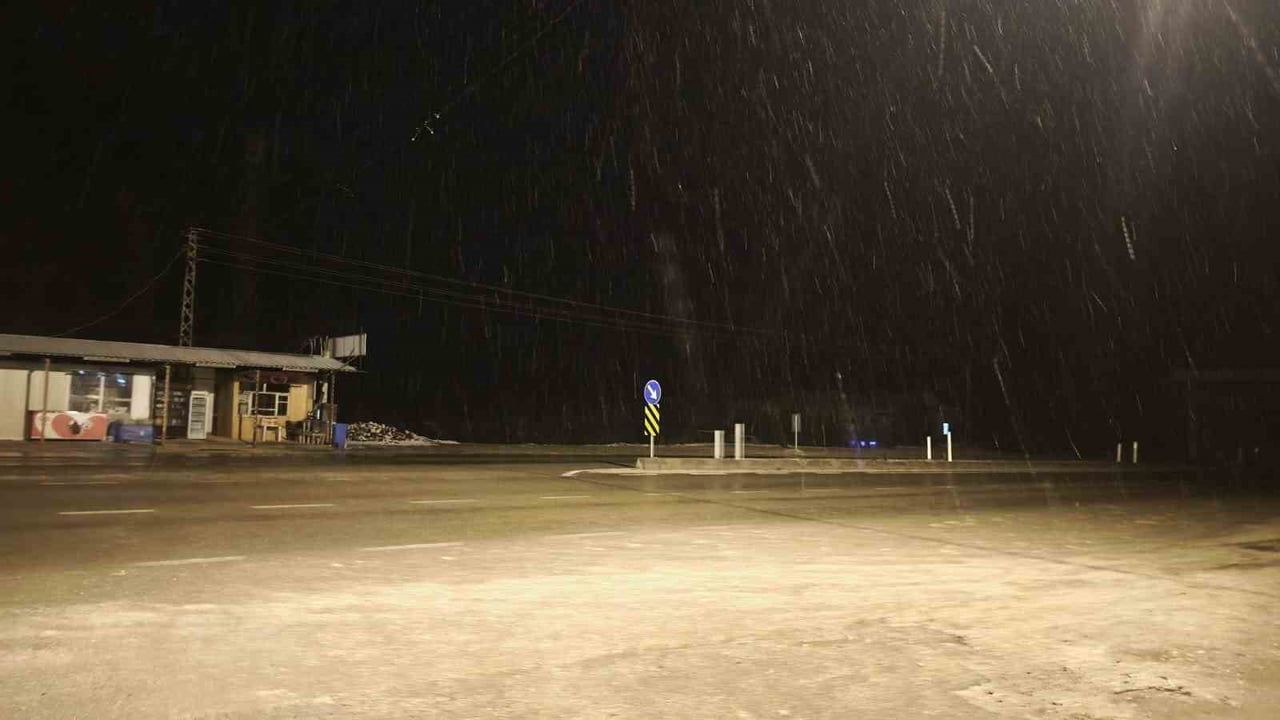 Malatya’nın yüksek kesimlerinde kar yağışı ulaşımı yer yer aksatıyor