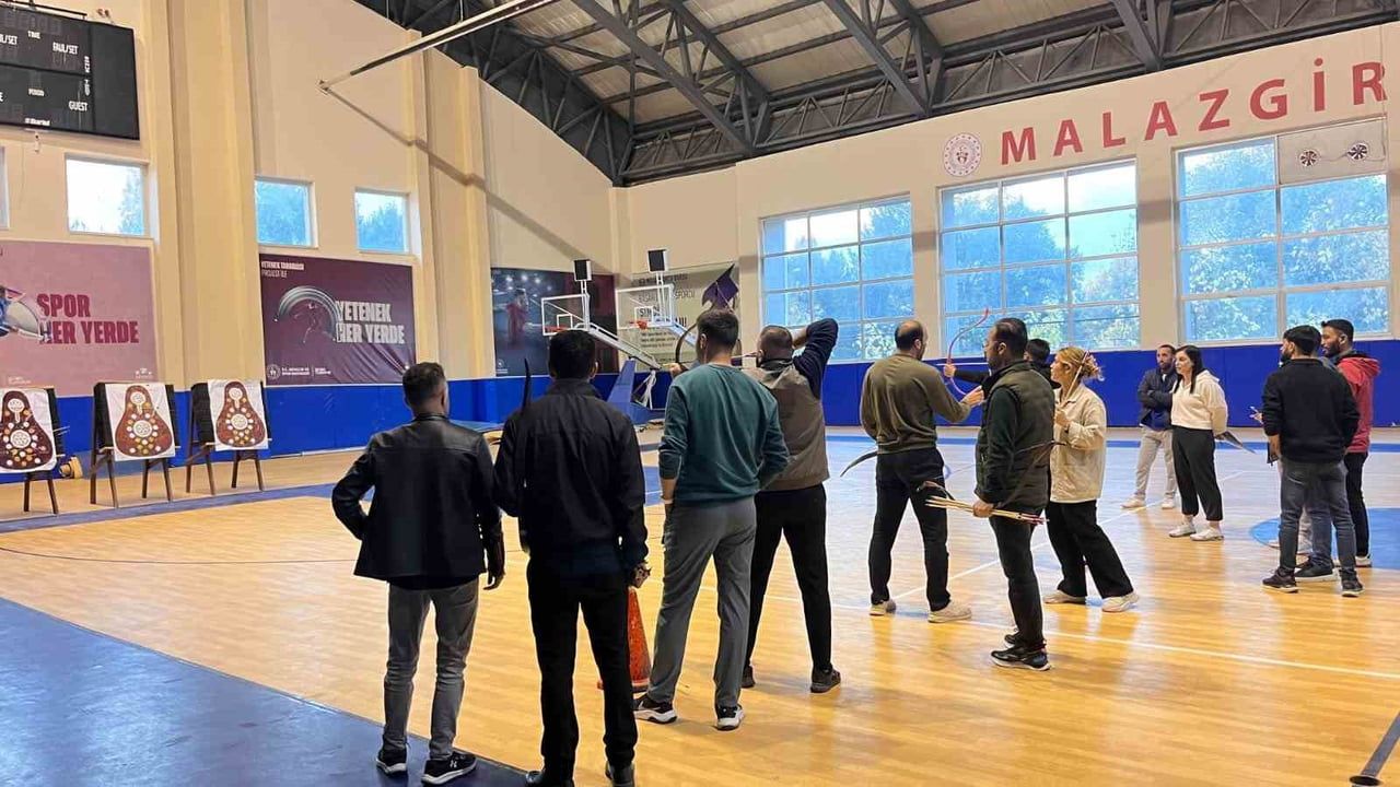Malazgirt’te spor şenlikleri başladı: Voleybol, masa tenisi, okçuluk ve futsal turnuvaları
