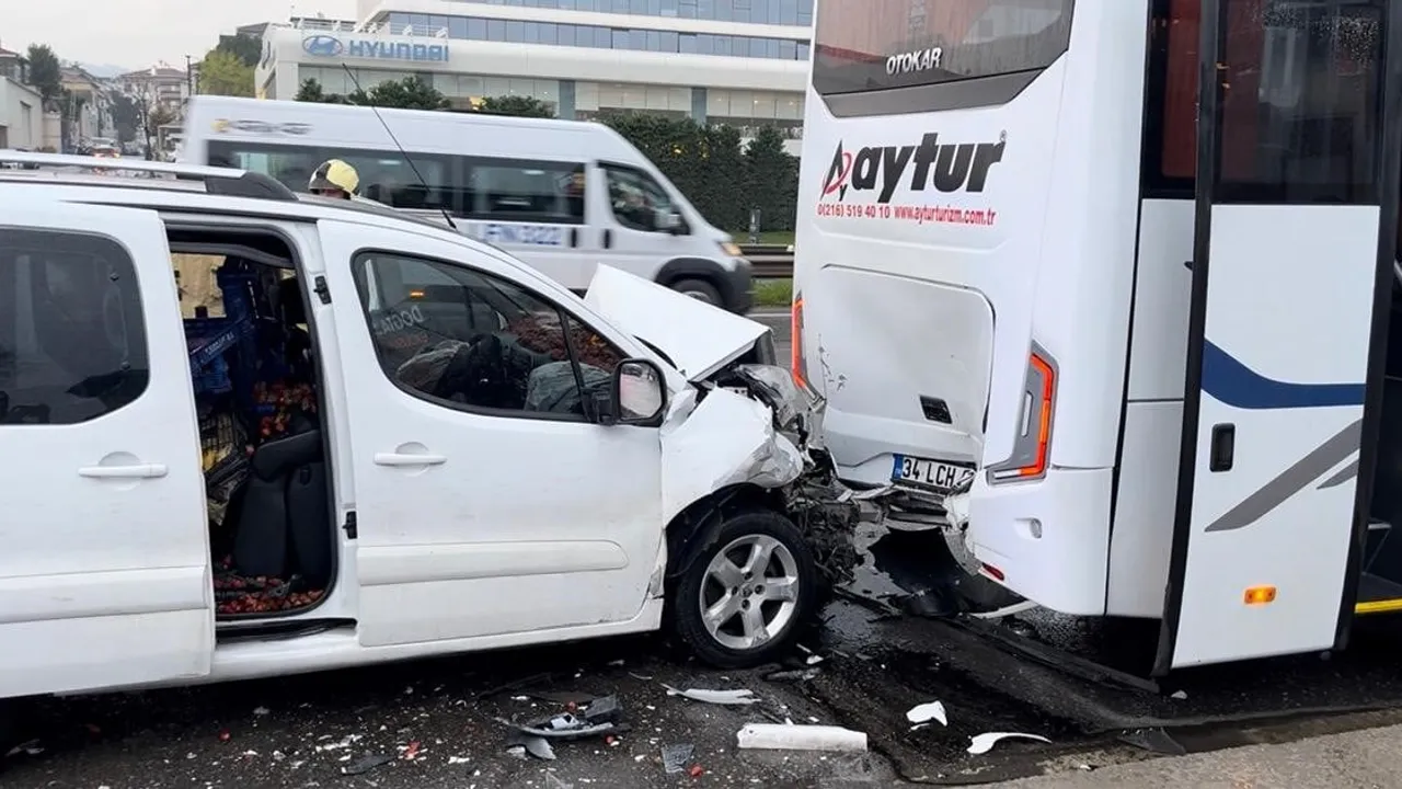 Maltepe'de hafif ticari araç servis minibüsüne arkadan çarptı: Sürücü yaralandı