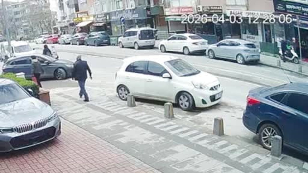 Maltepe'de minibüs Nissan'a arkadan çarptı: 3 kişi hafif yaralandı