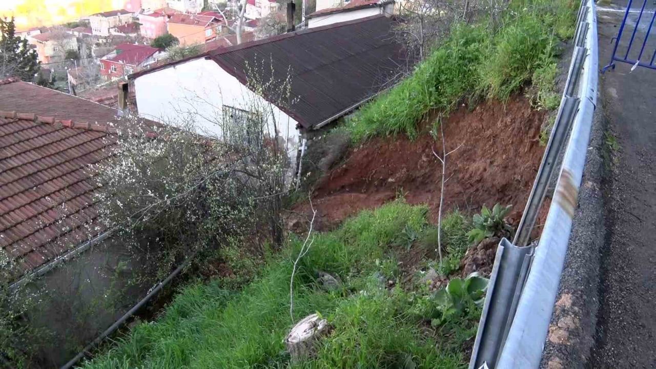 Maltepe Gülensu Mahallesi'nde toprak kayması: Tek katlı ev kullanılamaz hale geldi