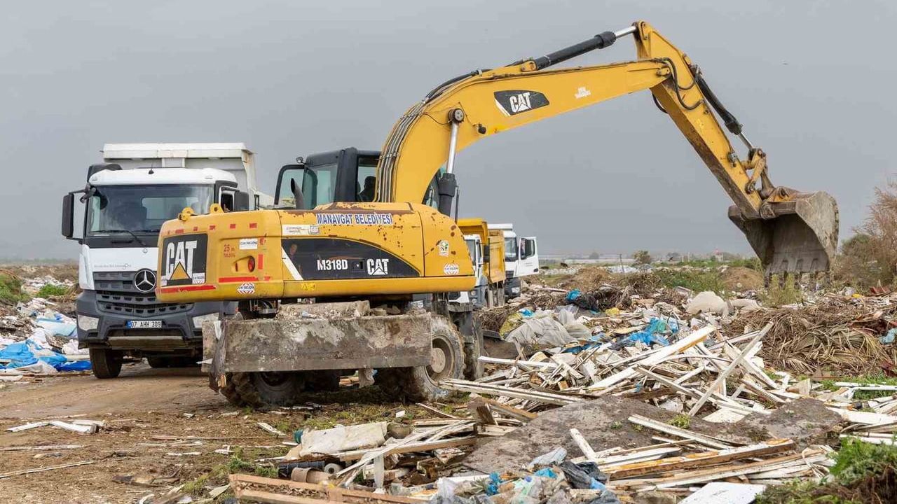 Manavgat Belediyesi, Nehir Ağzında Kapsamlı Temizlik Çalışması Başlattı