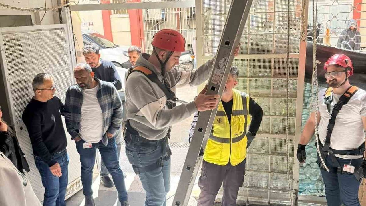 Manavgat Devlet Hastanesi’nde teknik, bilişim ve temizlik personeline yüksekte çalışma güvenliği eğitimi