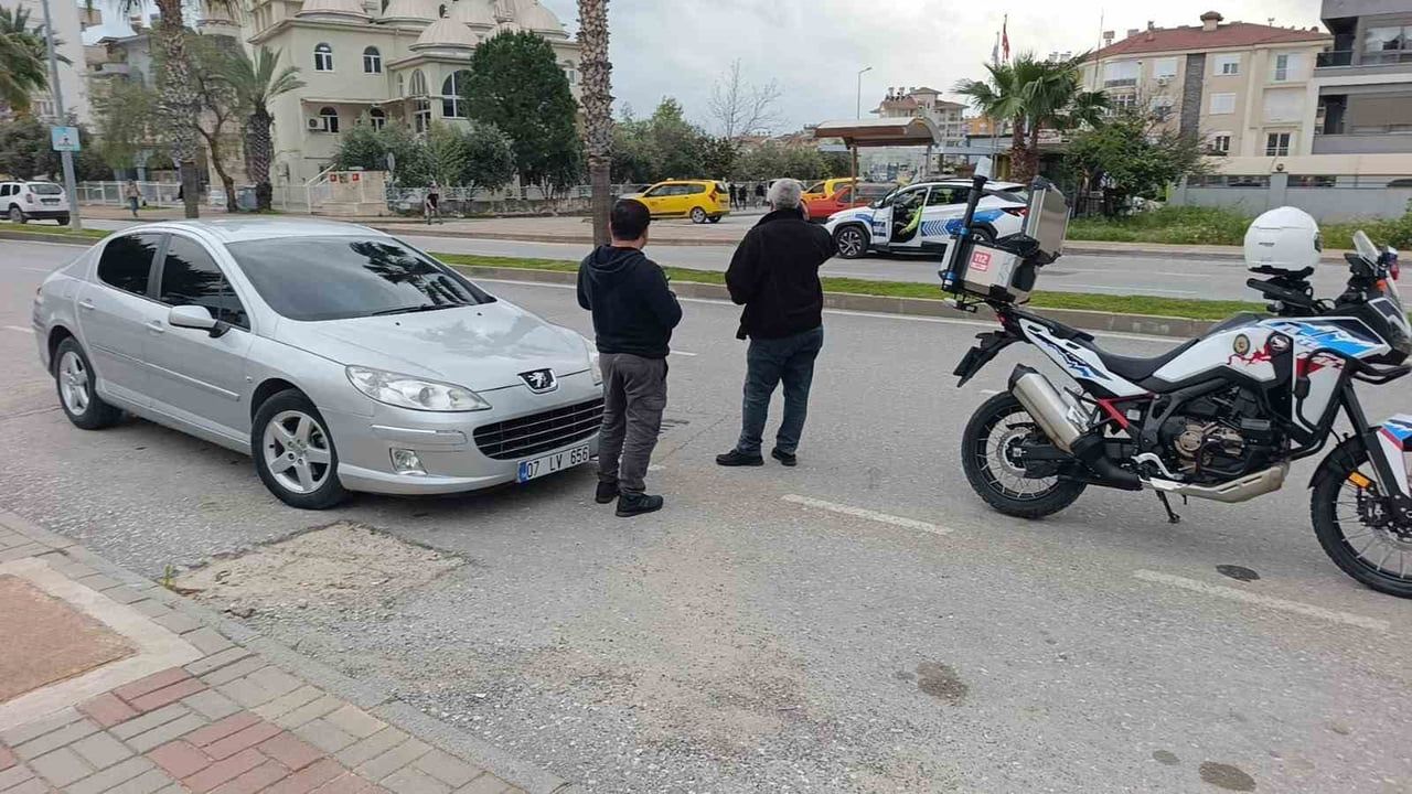 Manavgat'ta 5 yaşındaki çocuğa otomobil çarptı, hayati tehlikesi yok