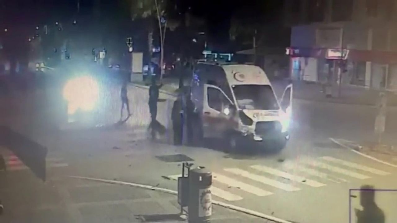 Manavgat'ta ambulansla otomobil çarpışması: Sürücü 1.60 promil alkollü çıktı, 2 kişi yaralandı