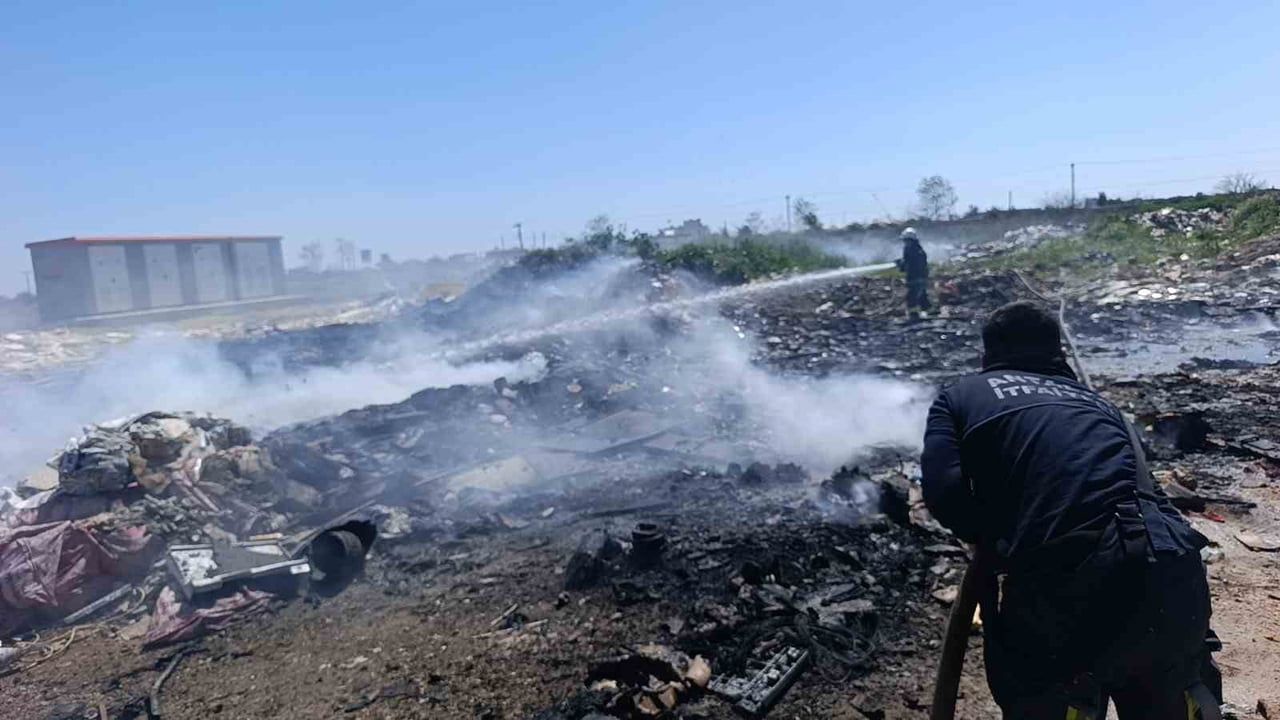 Manavgat’ta boş arazideki çöp ve hurda yangını itfaiye tarafından söndürüldü