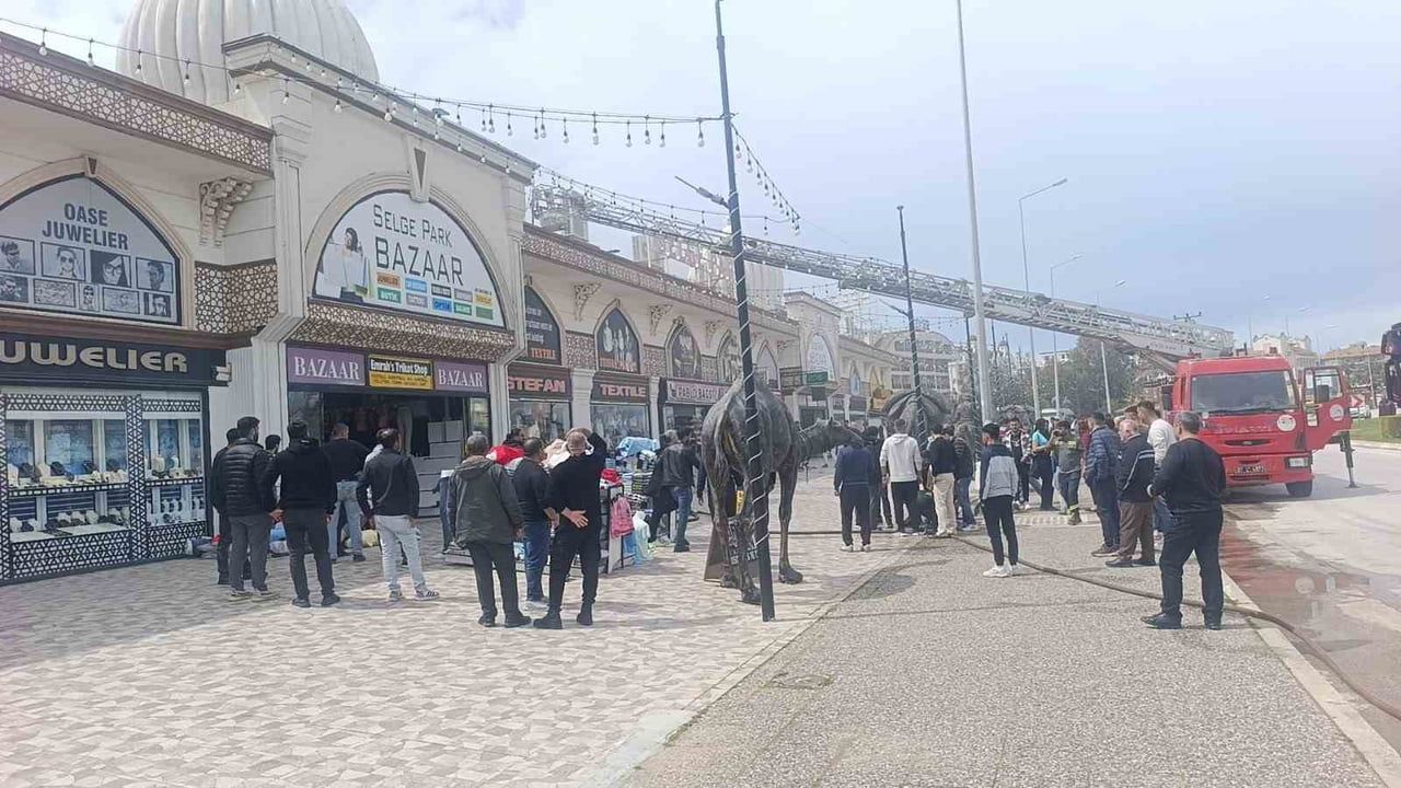 Manavgat'ta butik yangını: Elektrik tesisatından çıktığı değerlendirilen yangın itfaiye tarafından kısa sürede söndürüldü