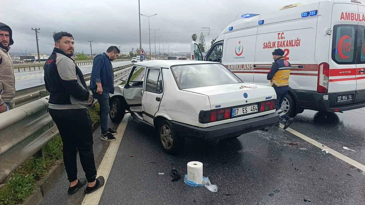 Manavgat'ta D-400'de ters yön dönüşü: Tur minibüsüyle çarpışma güvenlik kamerasında