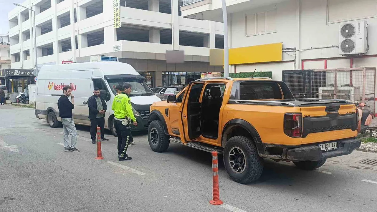 Manavgat'ta hafif çarpışma: Park ihlali yapan sürücüye bin 246 TL ceza