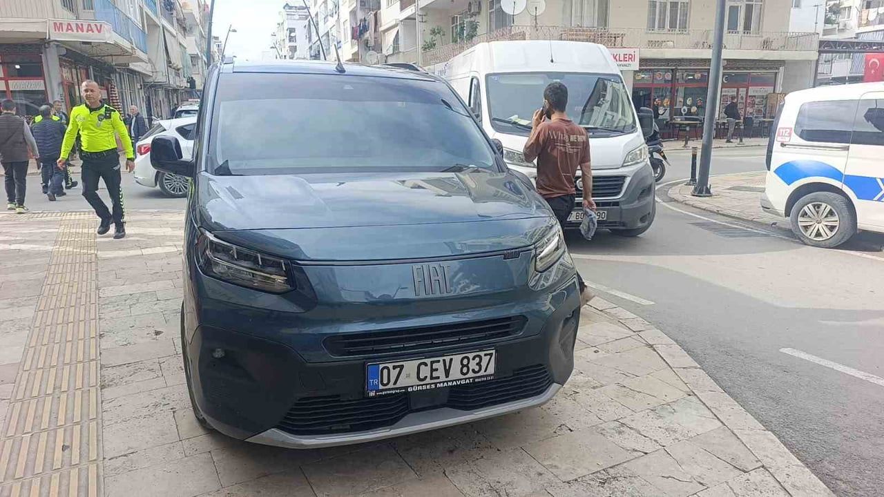 Manavgat'ta hafif ticari araç ile motosiklet çarpıştı: 1 yaralı, kaza anı kamerada