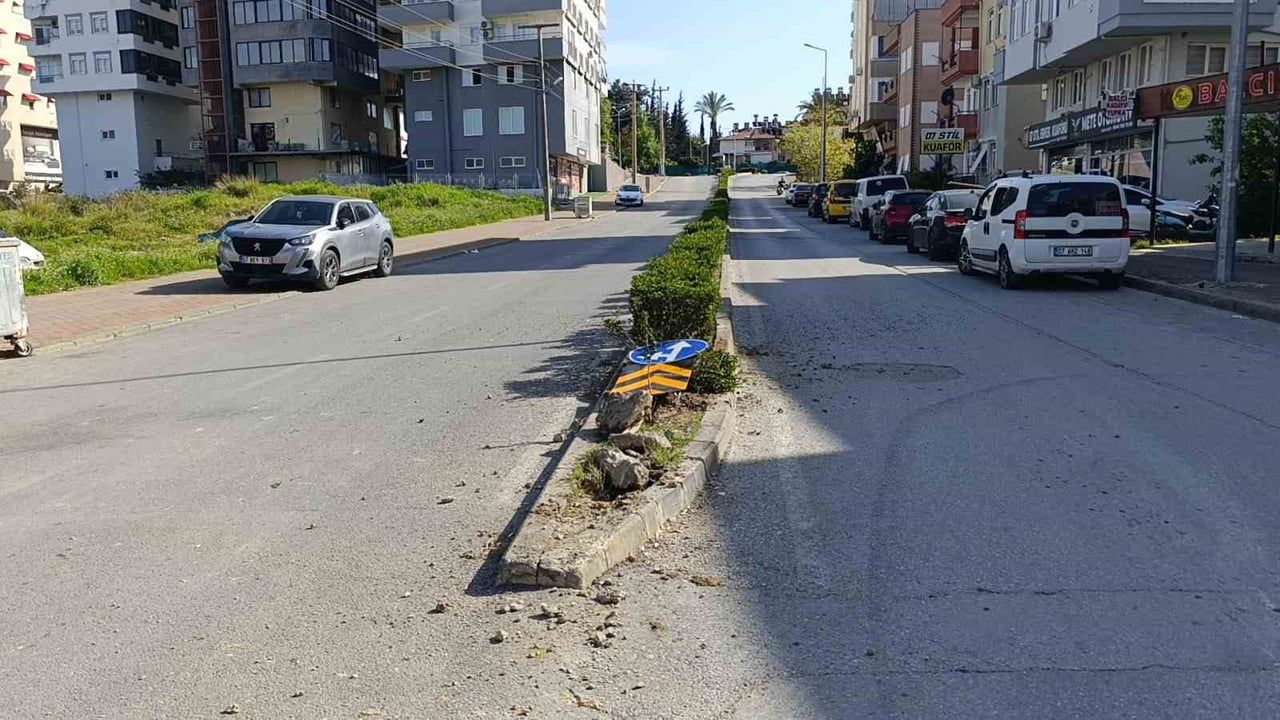 Manavgat'ta hafif ticari araç ile otomobil çarpıştı: Yaralanma yok