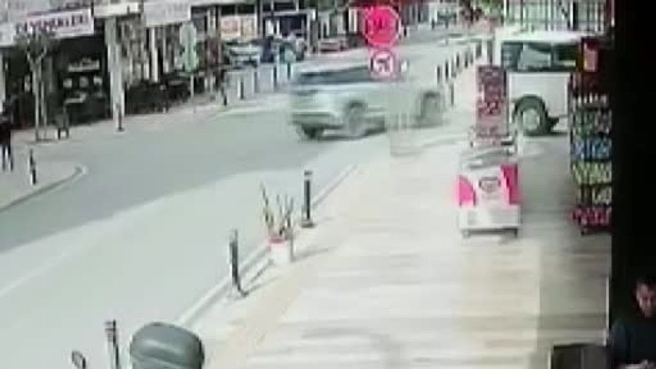 Manavgat’ta hafif ticari araçla motosiklet çarpıştı; sürücü yaralandı, gerginlik yaşandı