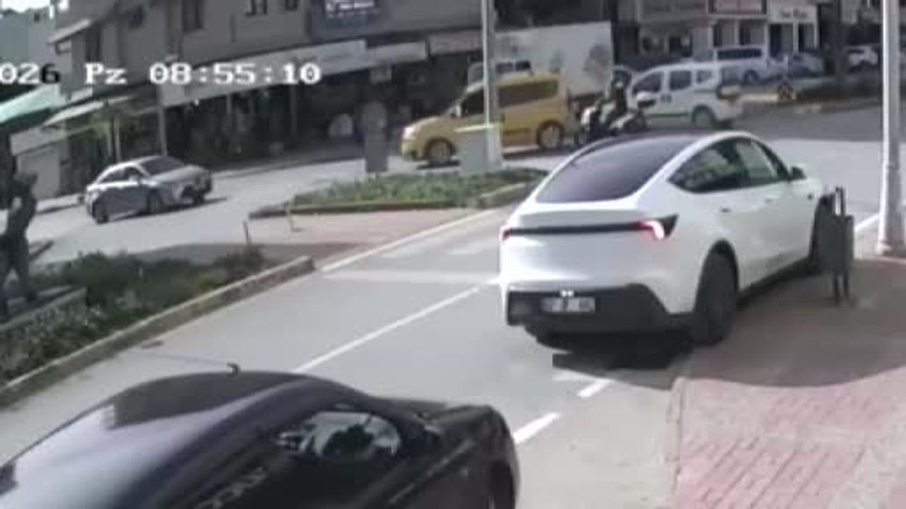 Manavgat'ta kamyondaki inşaat demirleri otomobilin ön camına saplandı