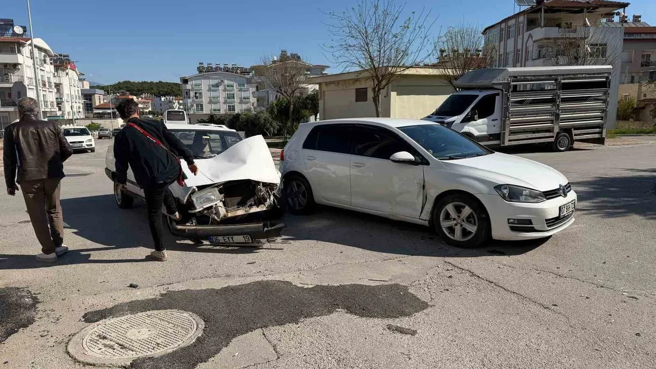 Manavgat'ta kavşakta çarpışma: Yaralanma yok, ehliyeti yenilemeyen sürücüye 4 bin 712 TL ceza