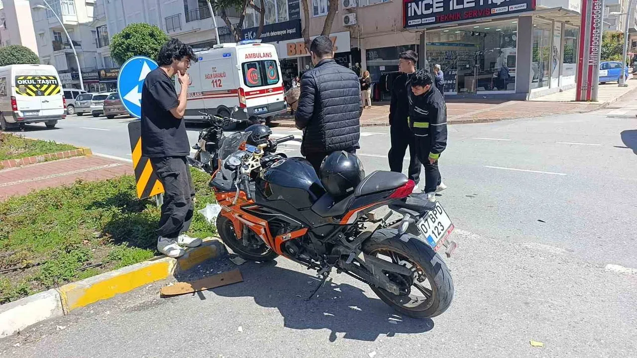 Manavgat’ta kavşakta elektrikli bisiklet ile motosiklet çarpıştı: 3 yaralı