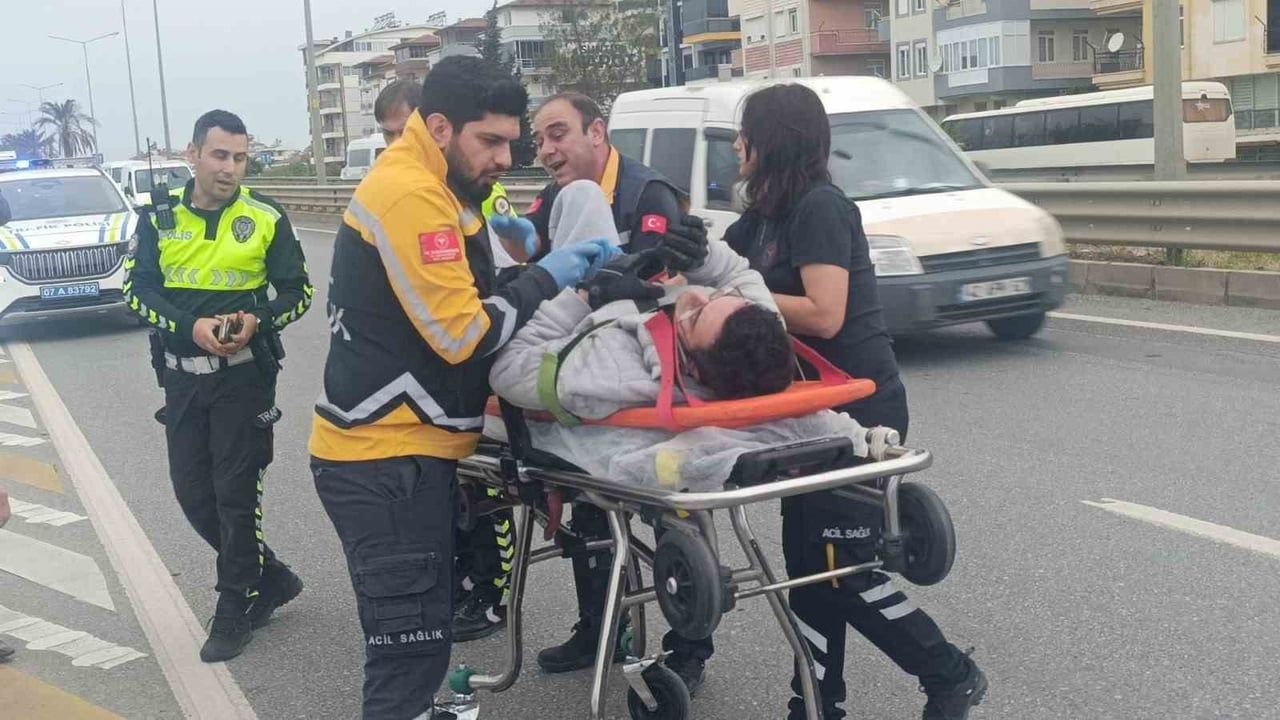 Manavgat'ta motosiklet arkadan çarptı: sürücü şokta 'Ben nasıl kaza yaptım' dedi