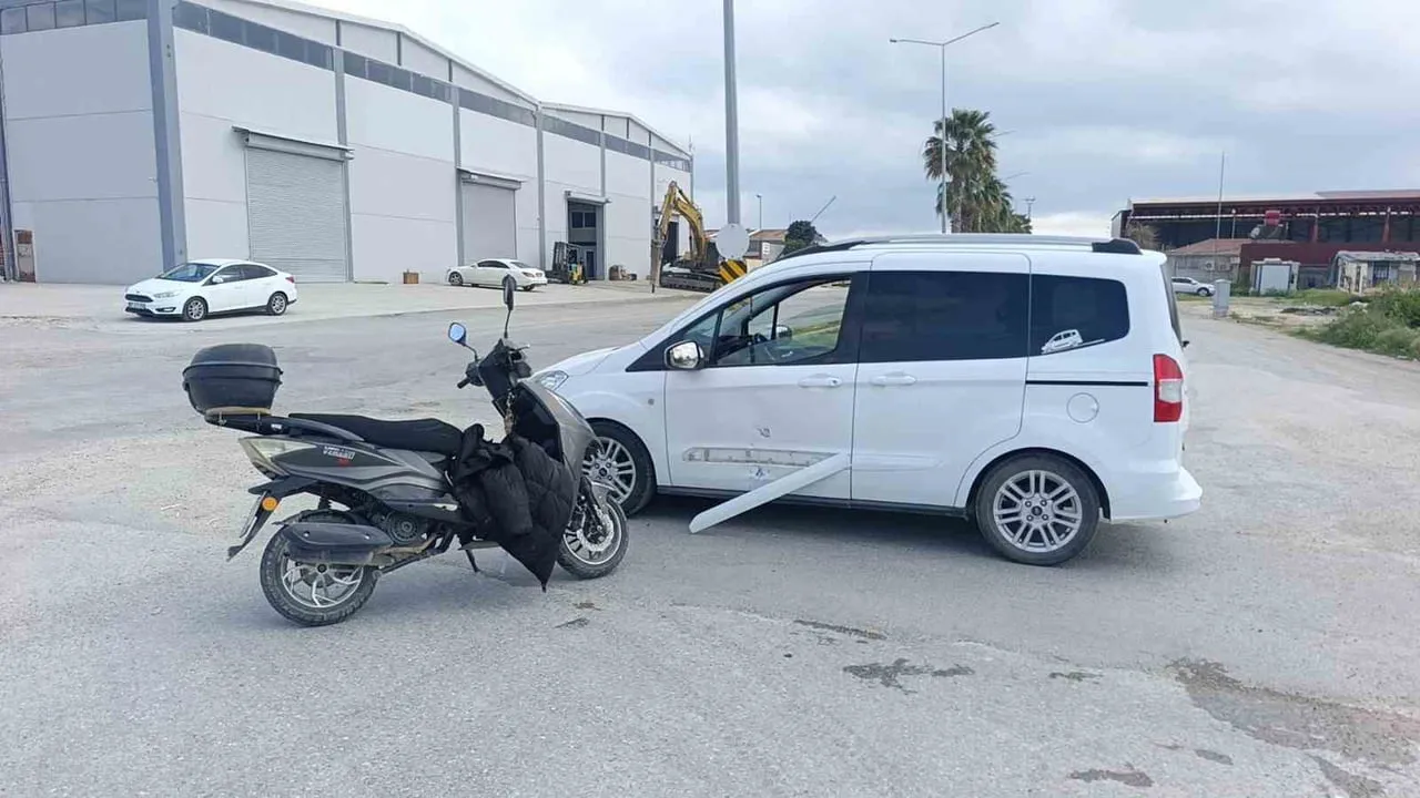 Manavgat’ta motosiklet ile hafif ticari araç çarpıştı: 1 yaralı