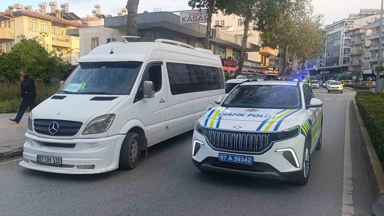Manavgat'ta motosiklet ile minibüs çarpıştı: 1 yaralı