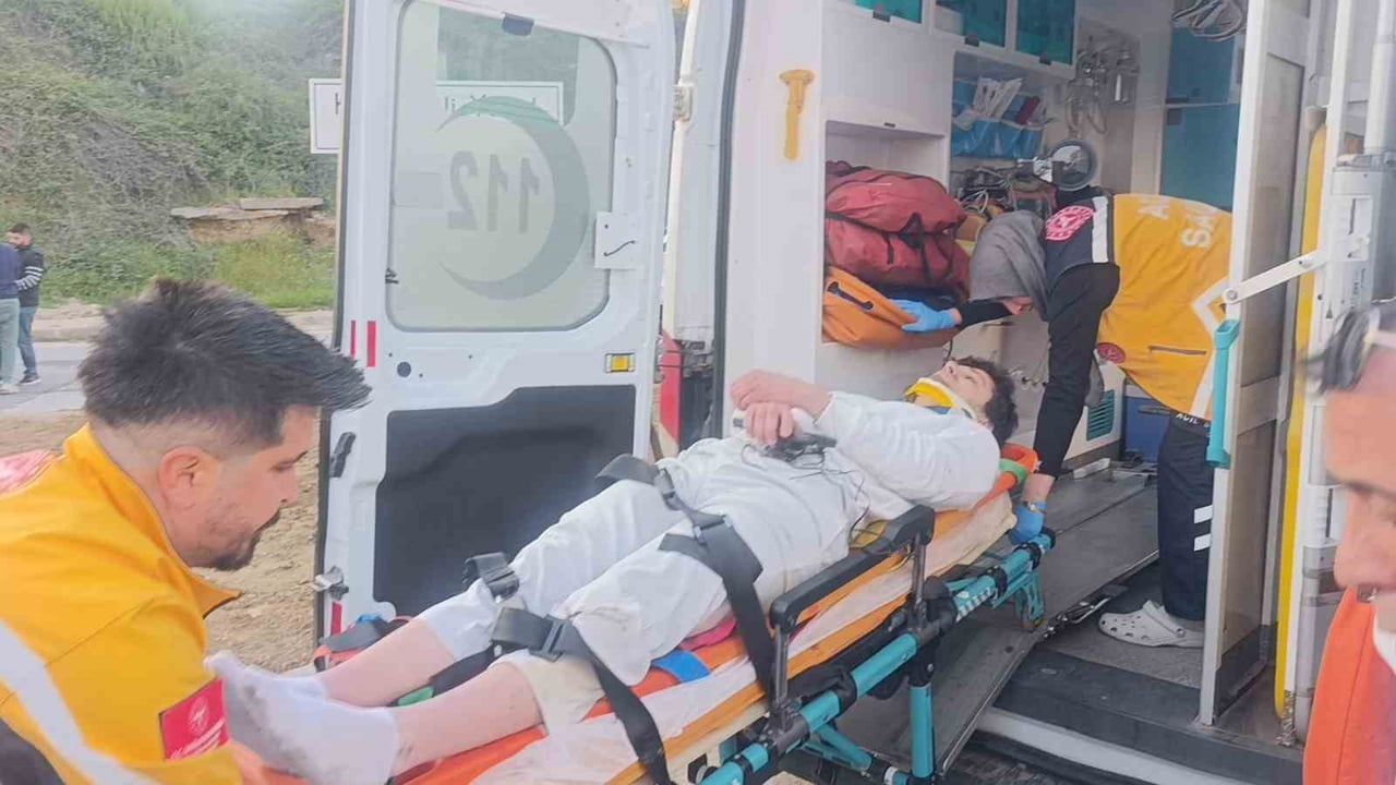 Manavgat'ta motosiklet otomobile çarptı: Yaklaşık 20 metre fırlayan sürücü ve yolcu yaralandı