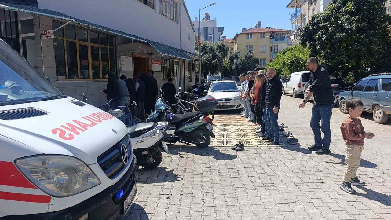 Manavgat'ta motosiklet otomobile yandan çarptı: 1 yaralı