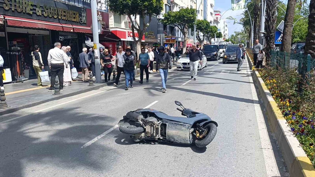 Manavgat'ta motosiklet sürücüsü yaya geçidinde ani fren sonrası kaza geçirdi; kask yaralanmayı önledi