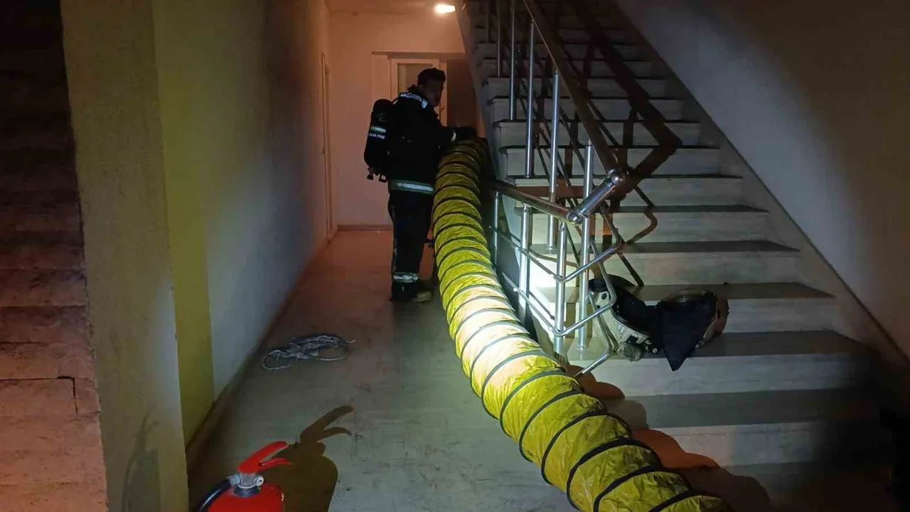 Manavgat’ta site deposunda çıkan yangın itfaiyenin müdahalesiyle söndürüldü