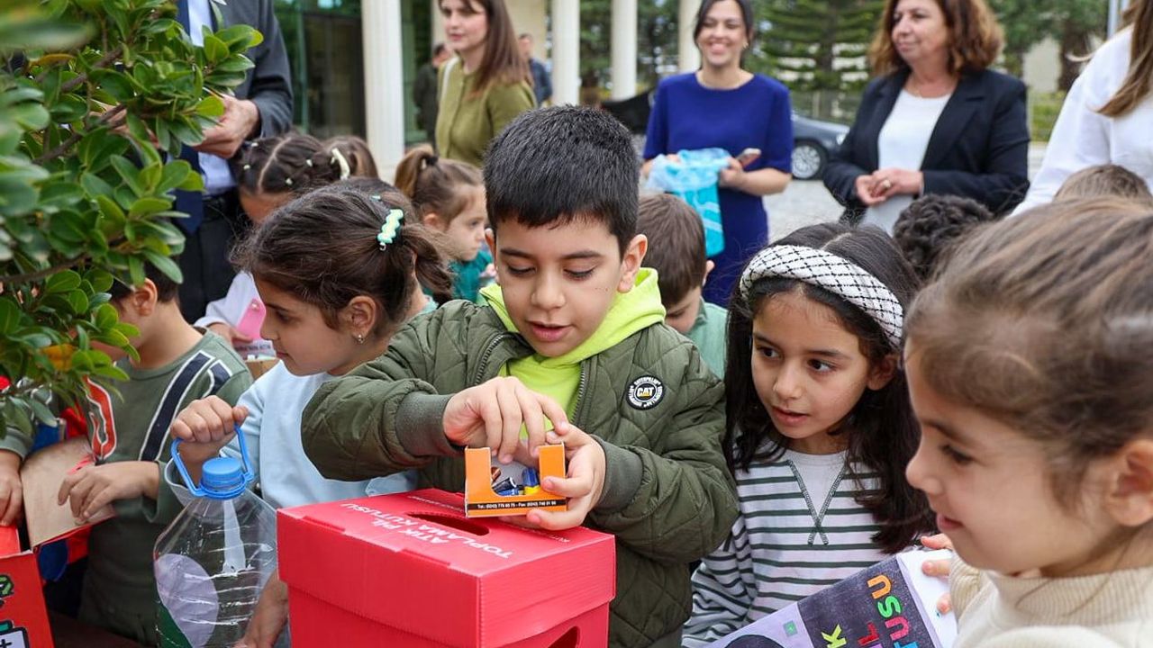 Manavgat'ta Türkan Sözen Kreş öğrencileri atık pil toplama etkinliği düzenledi