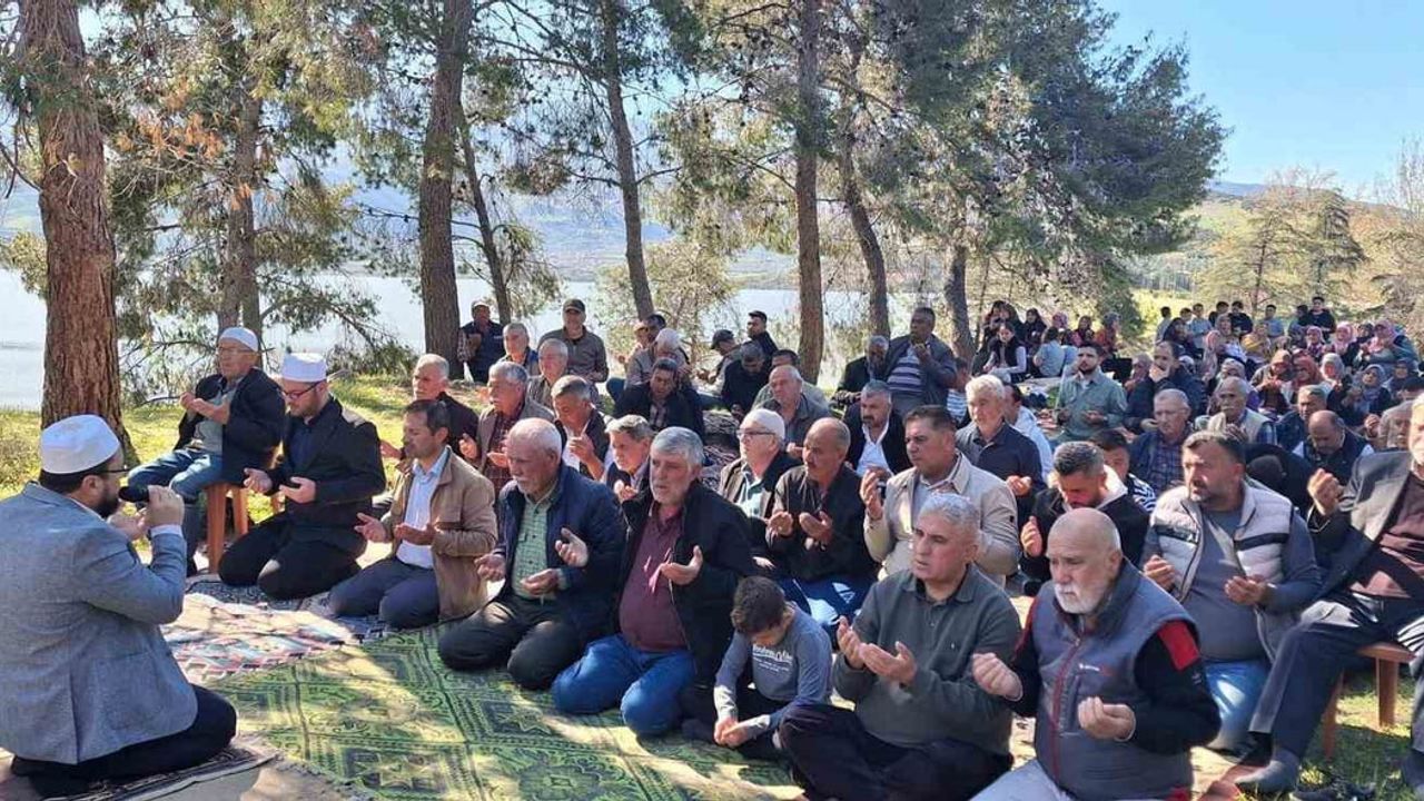 Manisa Afşar Mahallesi'nde çiftçiler yağmurun ardından şükür duasında buluştu