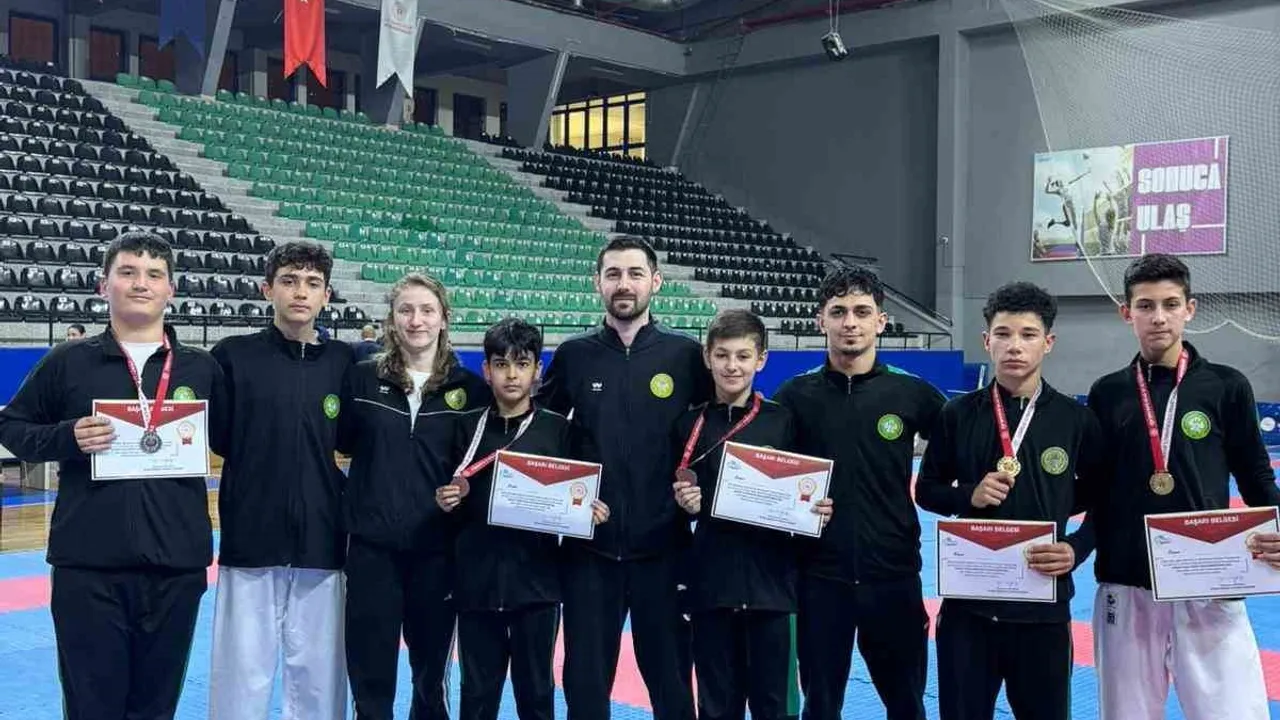 Manisa Büyükşehir Belediyesporlu karateciler Denizli'de 3 altın, 1 gümüş ve 5 bronz kazandı