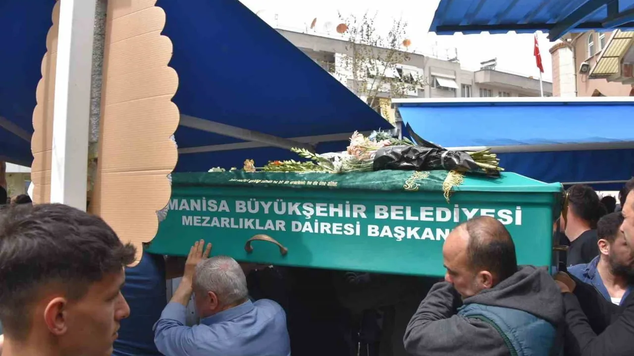 Manisa'da 17 yaşındaki Sude Gelen trafik kazasında yaşamını yitirdi; cenaze töreni düzenlendi