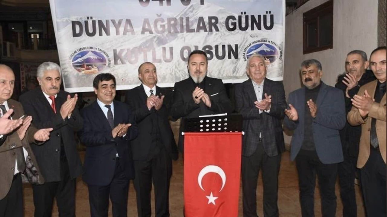 Manisa'da Ağrılılar Derneği, 404 Karanfille Dünya Ağrılılar Günü'nü Kutladı