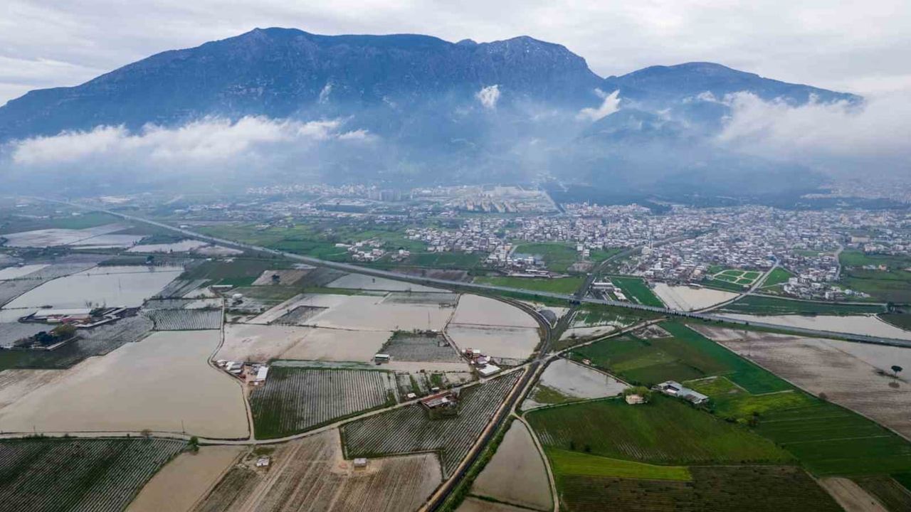Manisa'da Gediz Nehri Taşkını Yerleşim ve Tarım Alanlarını Etkiledi