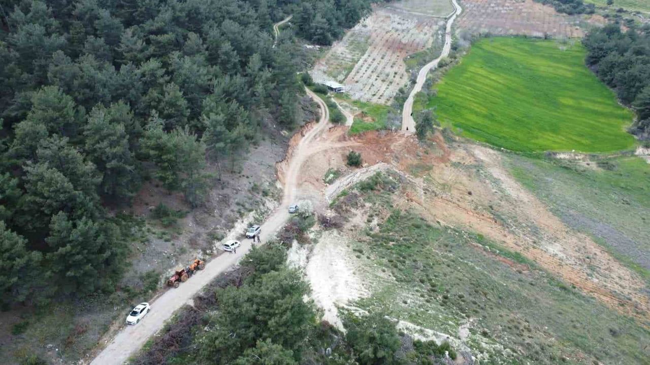 Manisa'da heyelan ulaşımı aksattı: Sancaklı Çeşmebaşı'nda 3 aydır çiftçiler tarlasına yürüyor