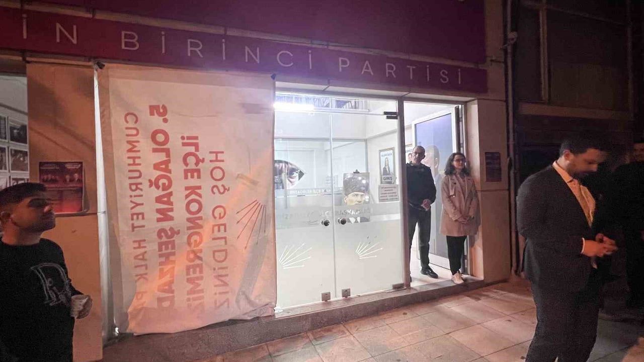 Manisa'da iş vaadi iddiası sonrası CHP Şehzadeler ilçe binasının camları kırıldı