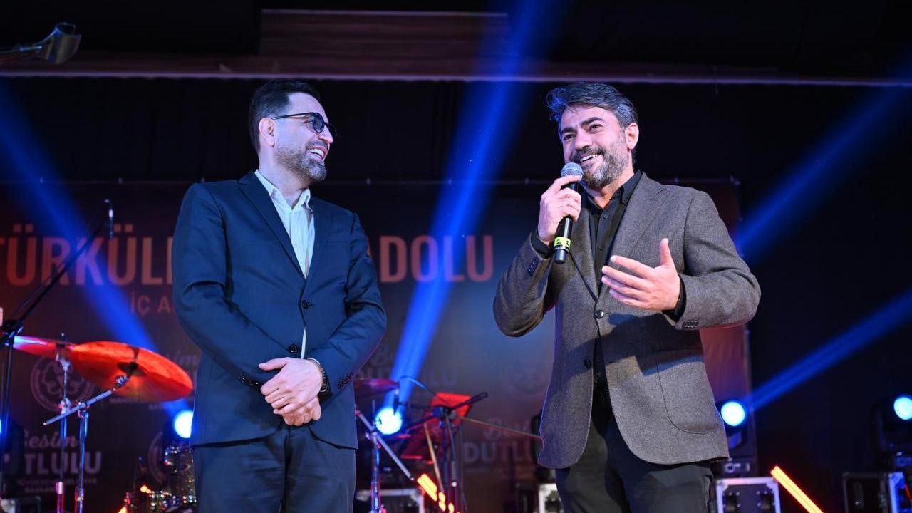 Manisa'da İsmail Altunsaray 'Türkülerle Anadolu' Konseri Ferdi Zeyrek Millet Çarşısı'nda