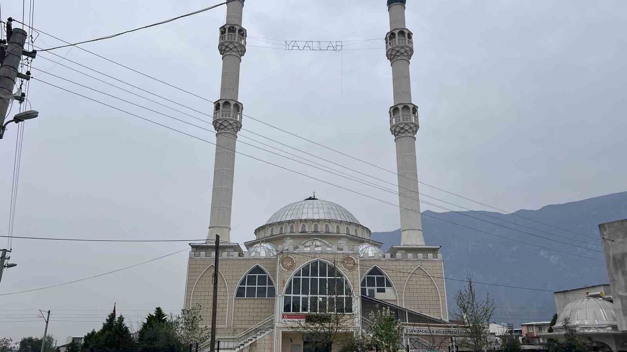 Manisa Hz. İbrahim Camii kubbesine yuva yapan leylekler mahalle hayatına renk katıyor