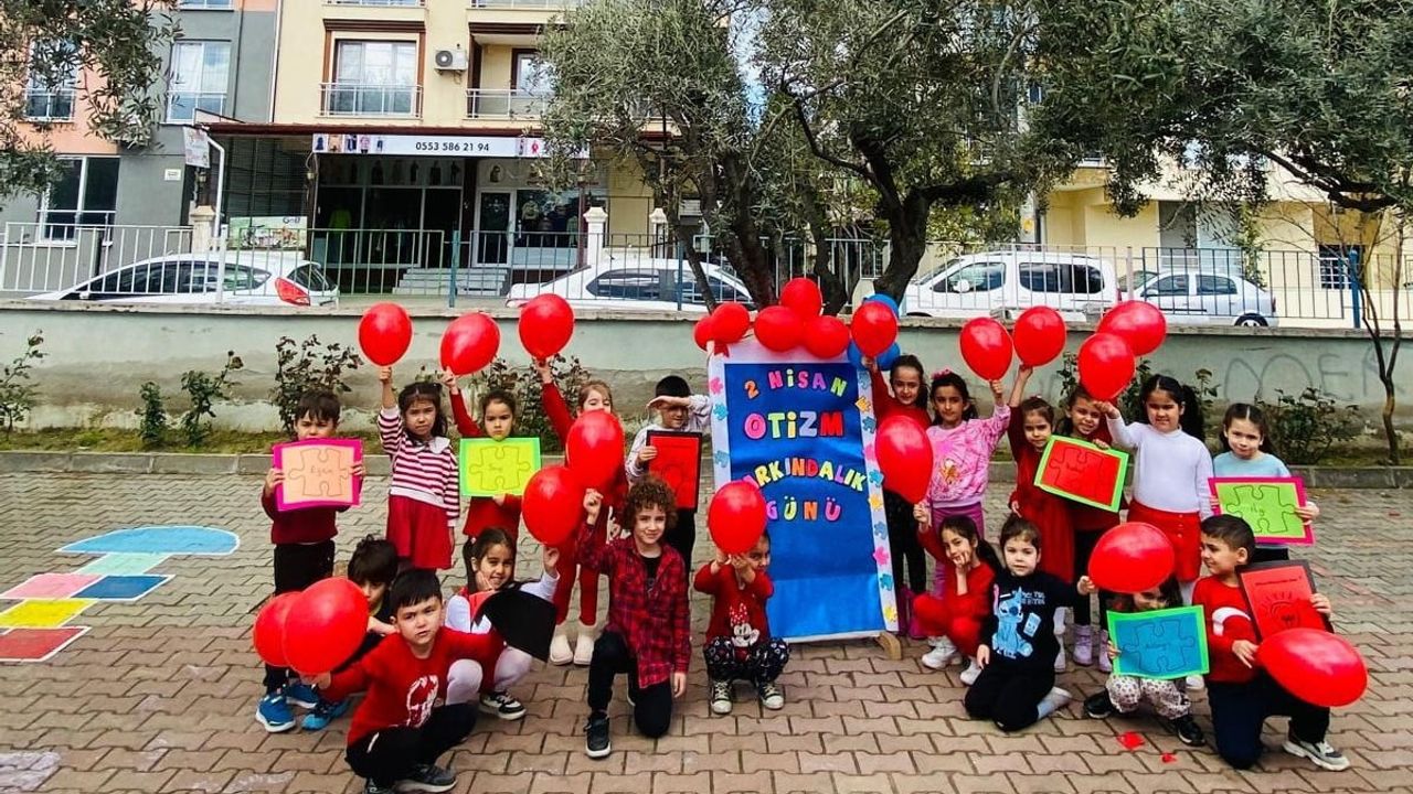Manisa Sarıgöl'de Anaokulu Öğrencileri Kırmızıyla Otizme Dikkat Çekti