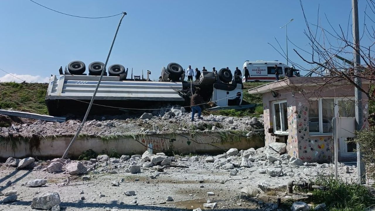 Manisa Sarıgöl'de moloz yüklü tır okul bahçesine girdi: sürücü yaralandı, maddi hasar oluştu