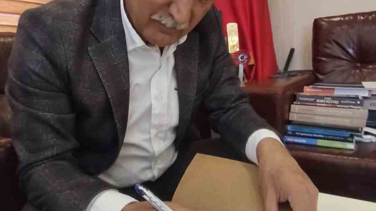 Manisa Şehzadeler Kaymakamı Fatih Genel 10 yıllık birikimini 'Az Daha Çoktur' kitabında topladı