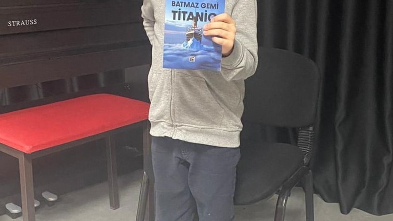 Manisalı İlbars Özen, 9 Yaşında Yazdığı 'Batmaz Gemi Titanic'i 10 Yaşında Yayımladı