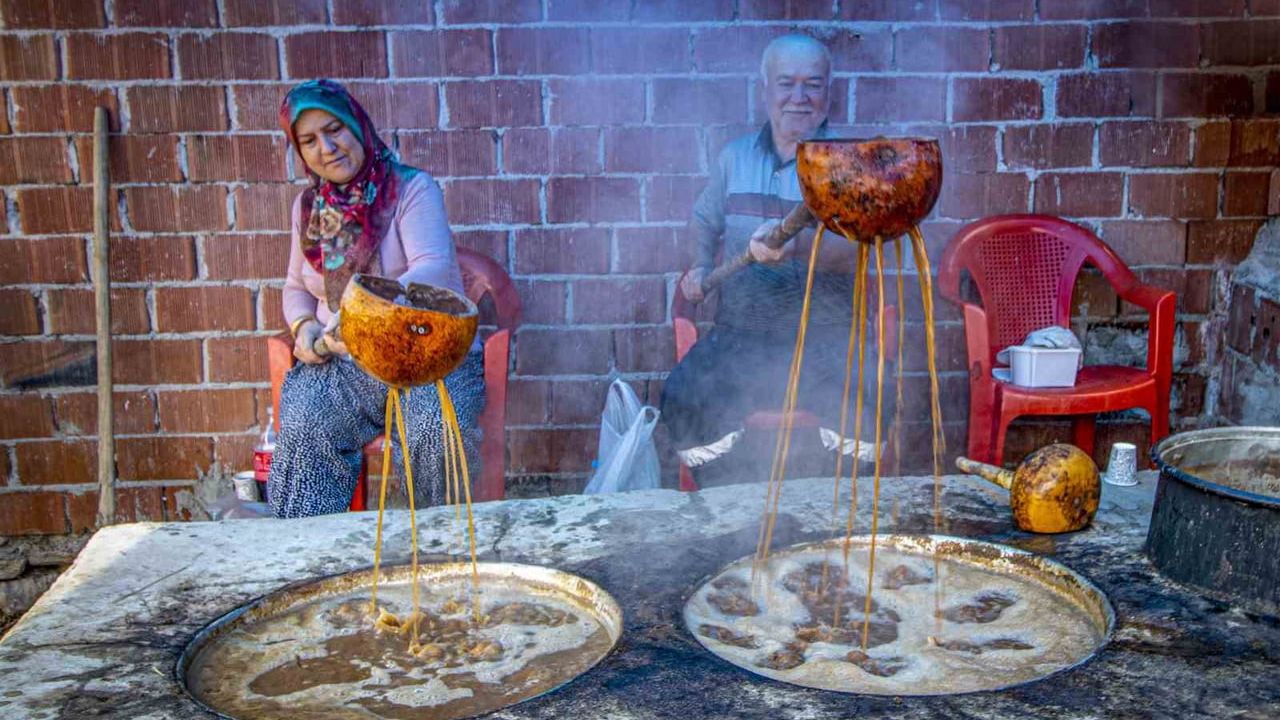 Manisalı İsmail Aybey’in 'Pekmez' Fotoğrafı Aktiffelsefe Yarışmasında Sergilenmeye Değer Bulundu