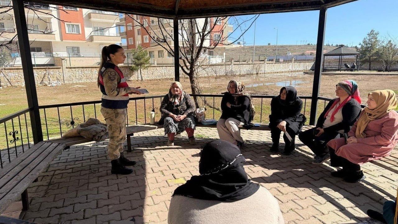 Mardin'de Jandarma’dan Anne ve Anne Adaylarına Uyuşturucuyla Mücadele Eğitimi