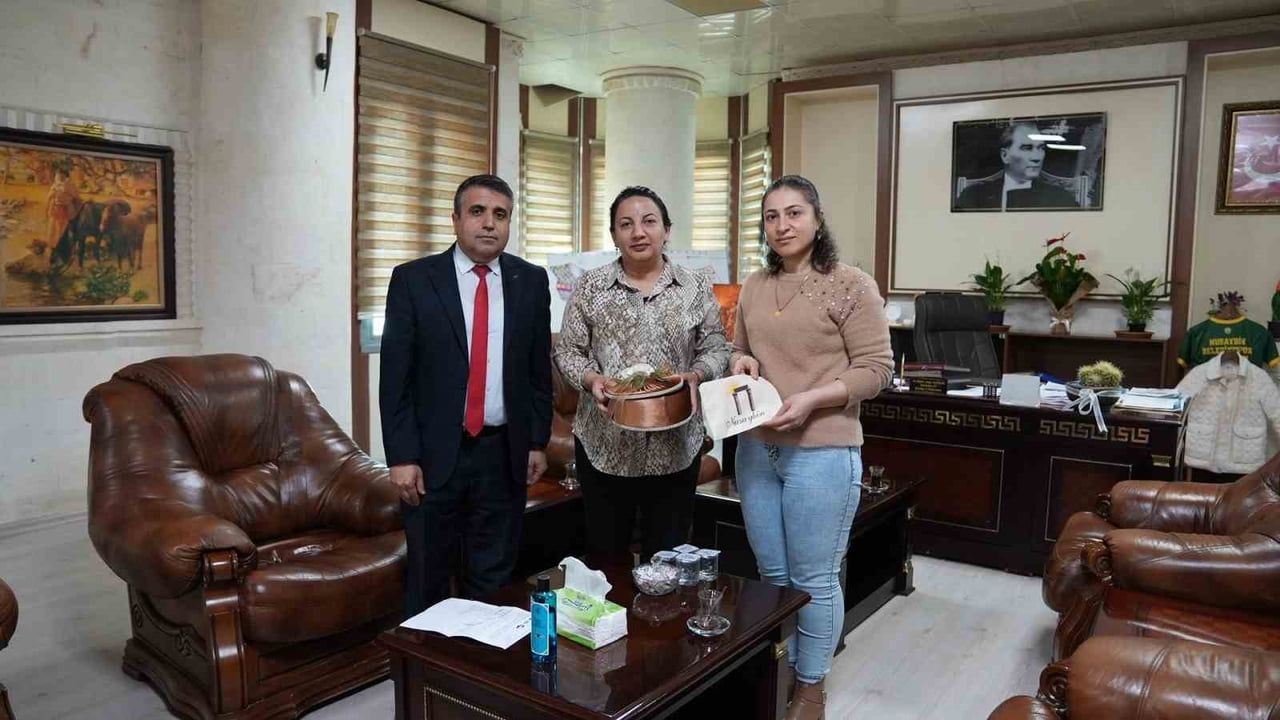 Mardin'de Uluslararası Sıfır Atık Günü: Nusaybin Belediye Başkanı'na Geri Dönüşüm Ürünleri Hediye Edildi
