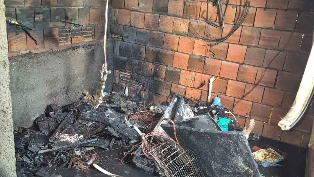 Mardin Kızıltepe'de damdaki kulübede çıkan yangın itfaiye tarafından söndürüldü