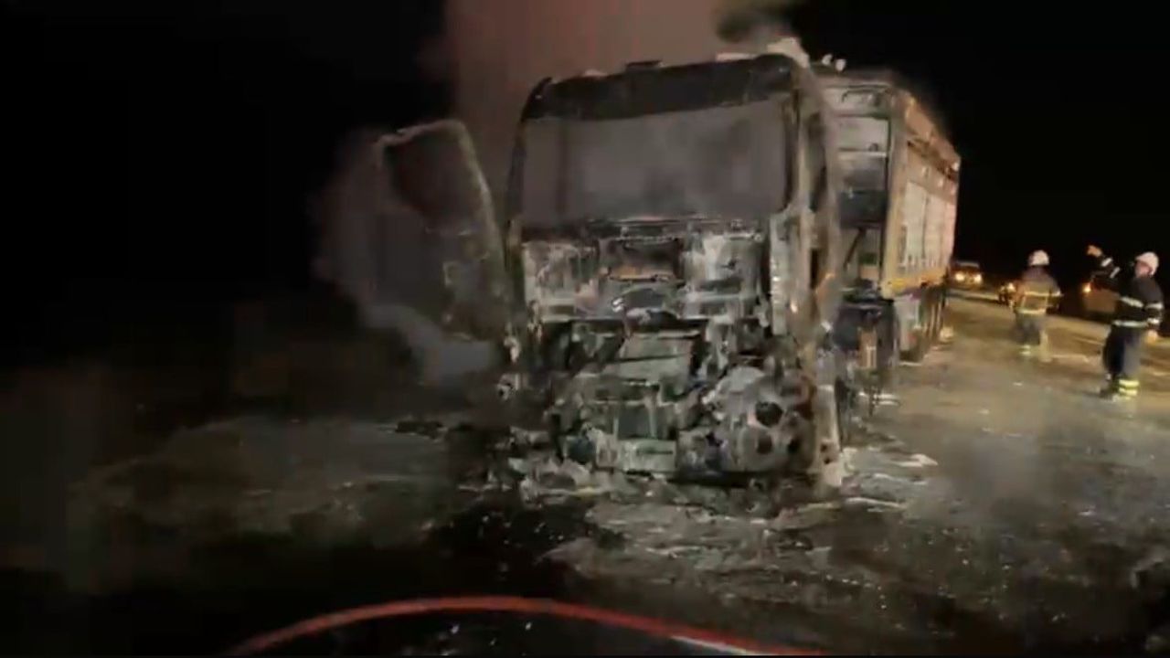 Mardin Yeşilli Bülbül Mahallesi'nde seyir halindeki tır yangında kullanılamaz hale geldi