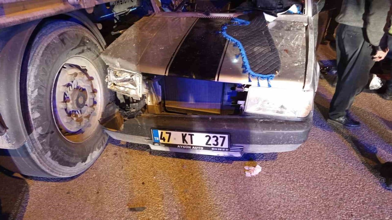 Mardin Yeşilli'de park halindeki tıra çarpan otomobilde 5 kişi yaralandı