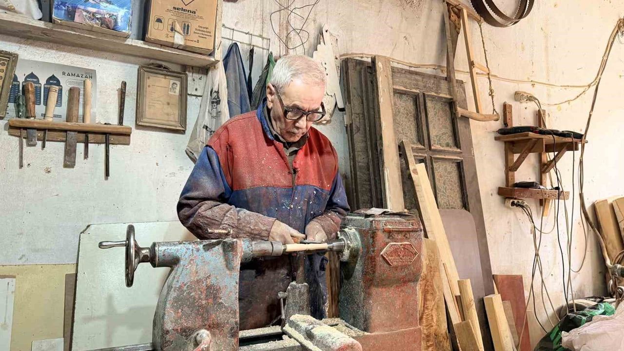 Mardinli Usta Şehmus Şavlı 50 Yıldır Ahşap Beşik Geleneğini Yaşatıyor