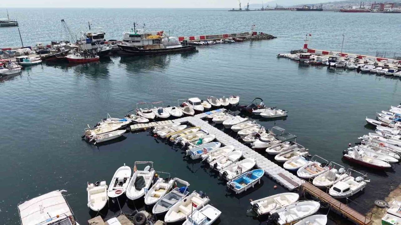 Marmara Denizi'nde büyük balıkçı teknelerine av yasağı yürürlüğe girdi — Tekirdağ'da sezon kapanışı