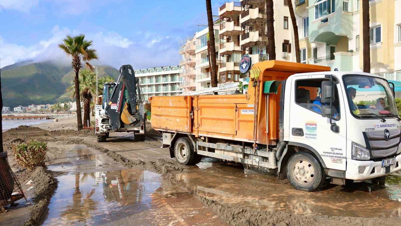 Marmaris’te belediye ekipleri gece boyu sağanak ve fırtına çalışmalarını sürdürdü