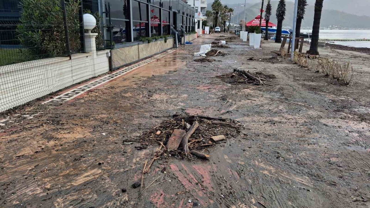 Marmaris'te sağanak ve fırtına kıyıya taşınan atıkları getirdi